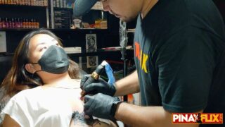 May Sumilip Habang Tinuturukan